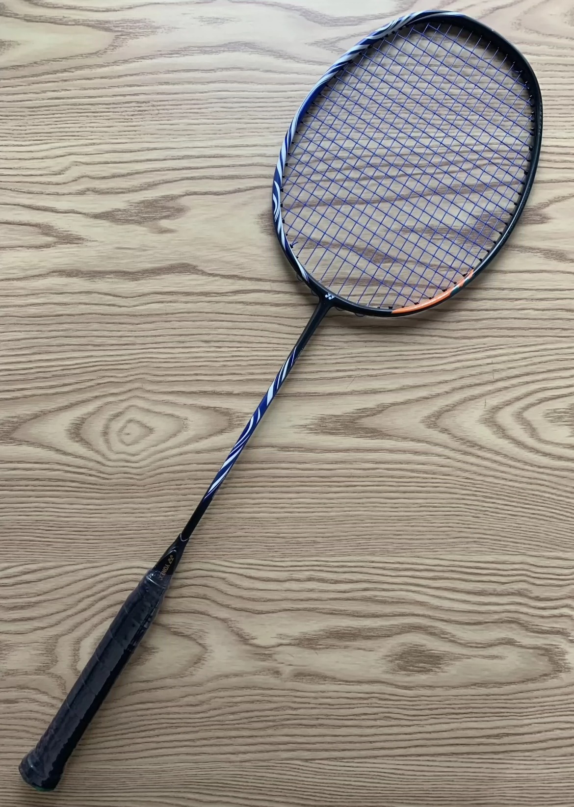 个人转让全新尤尼克斯超轻羽毛球拍 我们行运动会发的羽毛球拍，球拍是统一在体育用品店598一副购买的，球拍是4u，全碳素， 拉好线重量在83克左右，碳素拍，手胶已